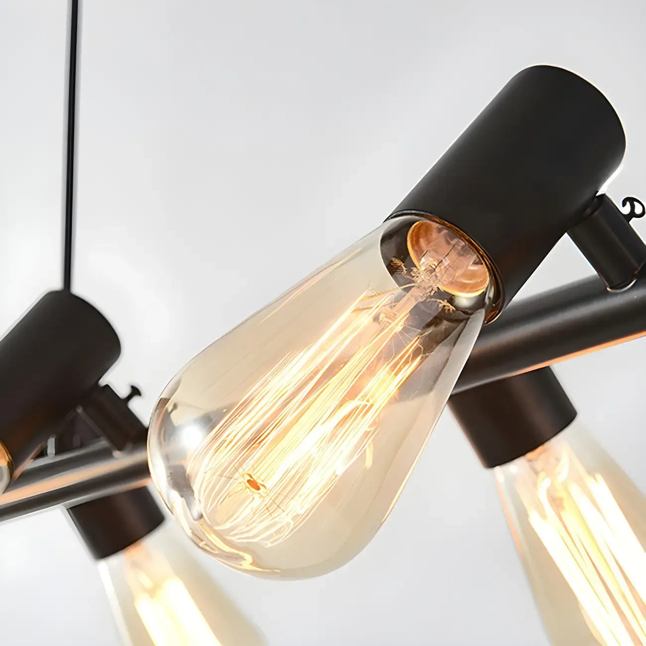 Suspension industrielle noire à plusieurs lumières