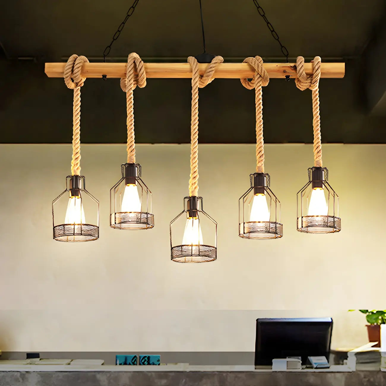Suspension industrielle à 8 lumières en forme de bouteille de fer avec décoration en corde