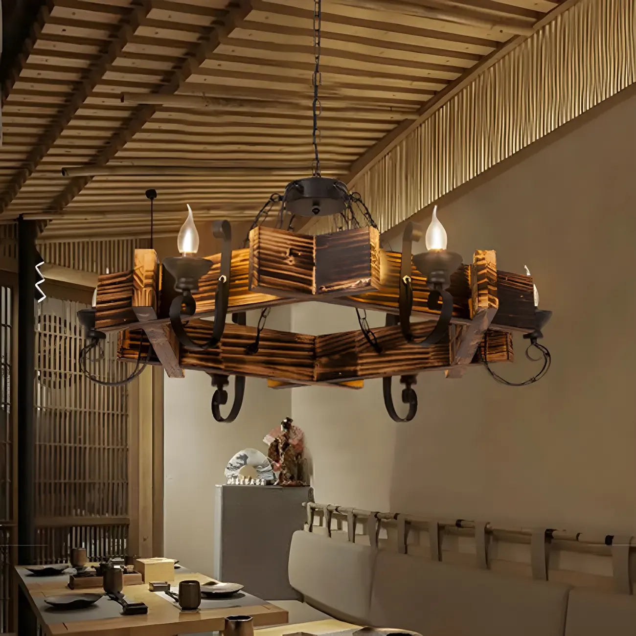 Suspension industrielle vintage en fer et bois, style géométrique, pour espaces commerciaux.