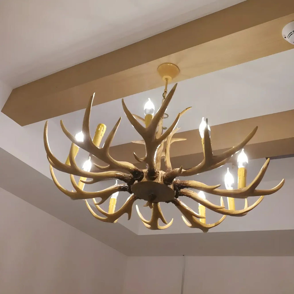 Lustre rustique en résine dorée en forme de bois de cerf