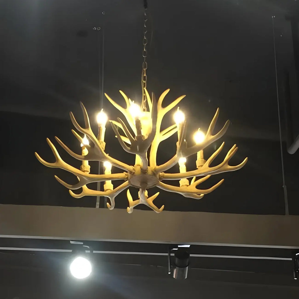 Lustre rustique en résine dorée en forme de bois de cerf