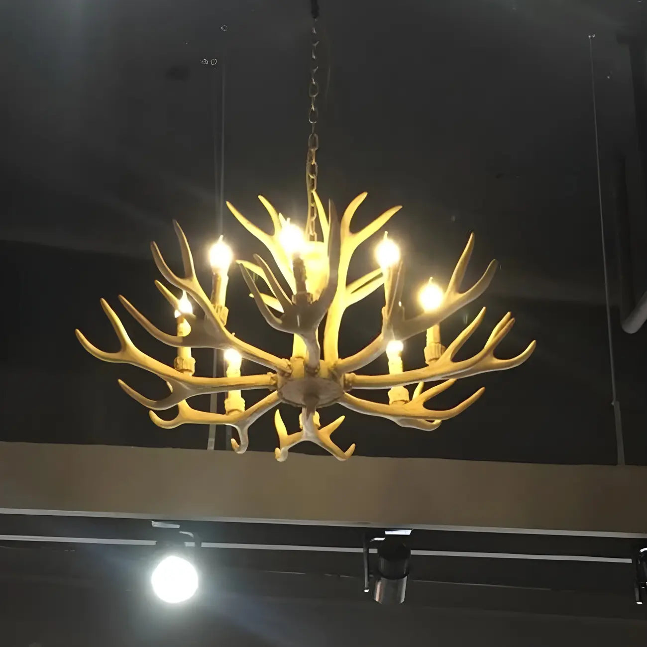 Lustre rustique en résine dorée en forme de bois de cerf