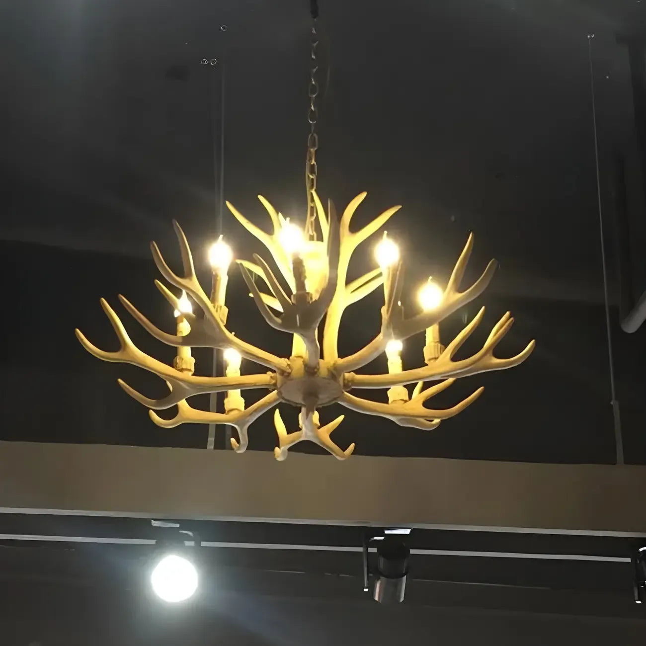 Lustre rustique en résine dorée en forme de bois de cerf