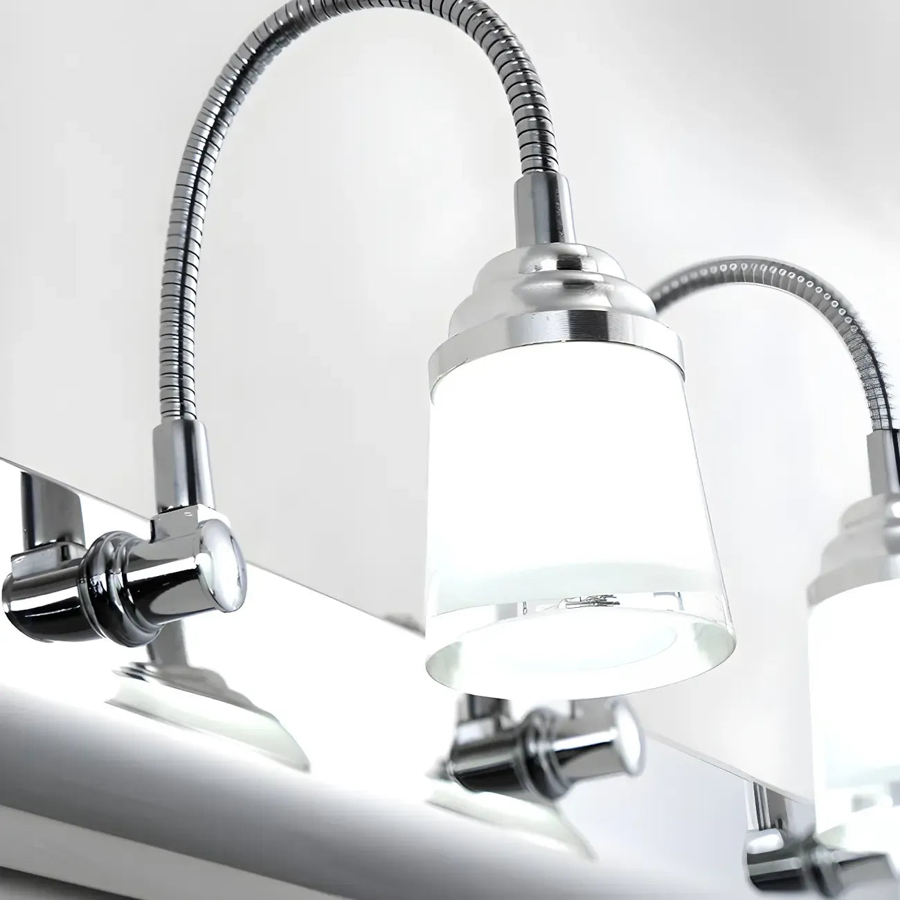 Applique murale moderne chromée à DEL pour salle de bain avec abat-jour blanc