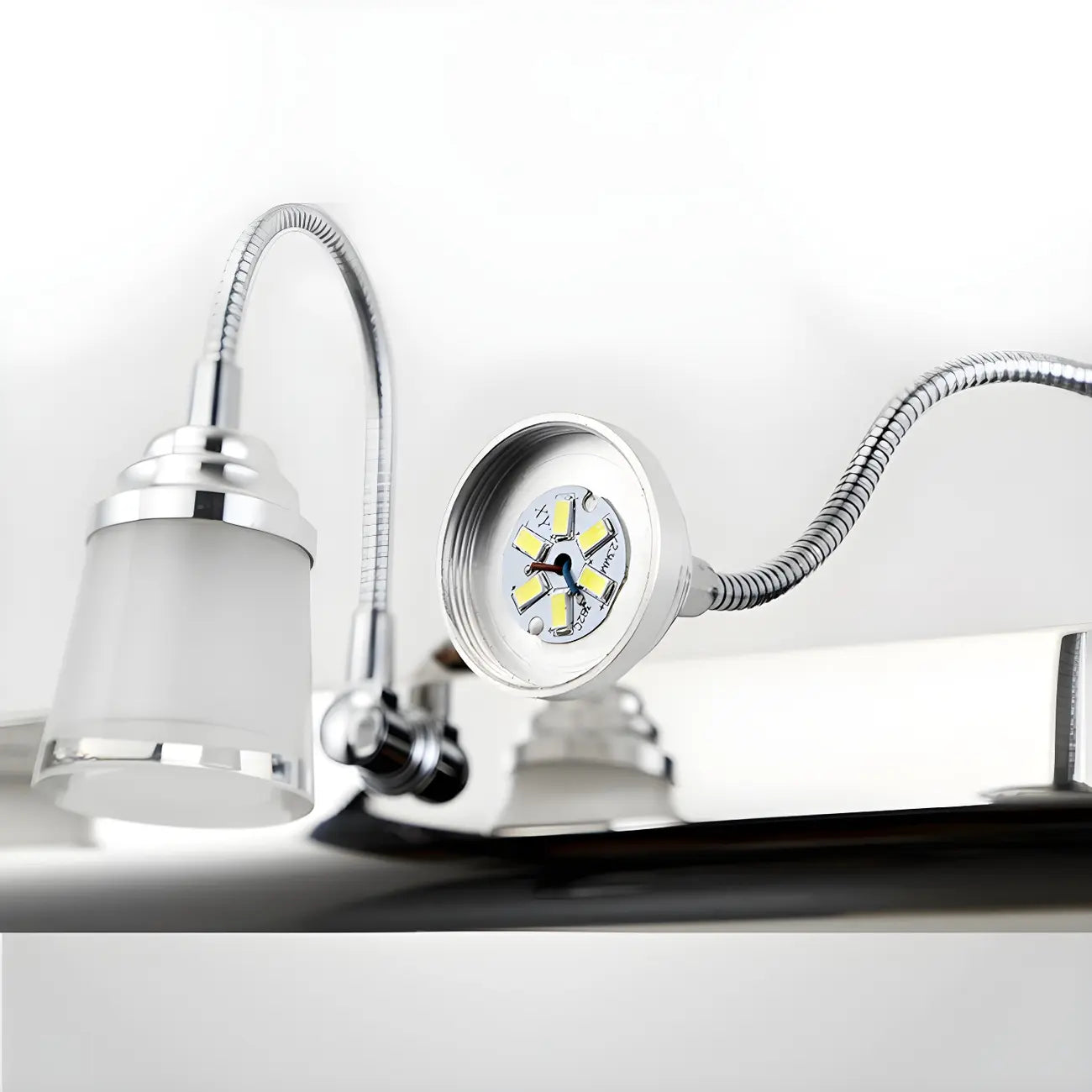 Applique murale moderne chromée à DEL pour salle de bain avec abat-jour blanc