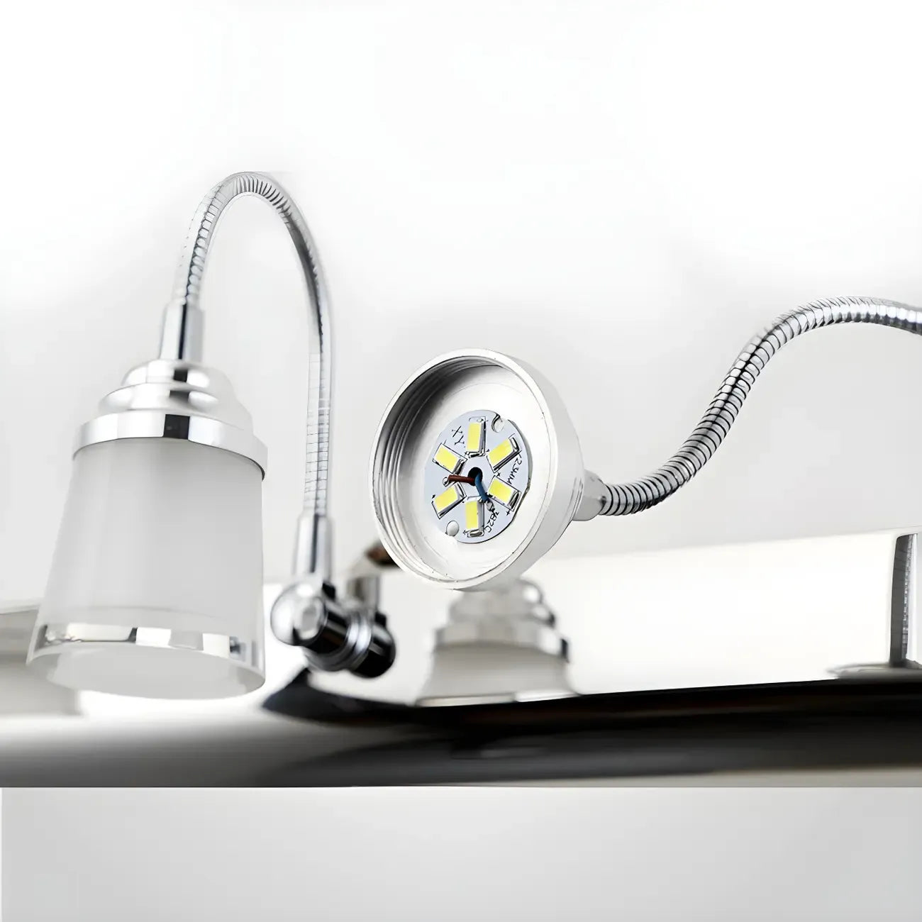 Applique murale moderne chromée à DEL pour salle de bain avec abat-jour blanc