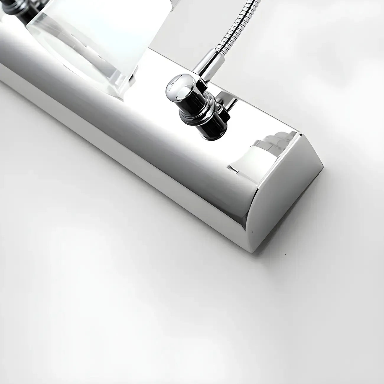 Applique murale moderne chromée à DEL pour salle de bain avec abat-jour blanc