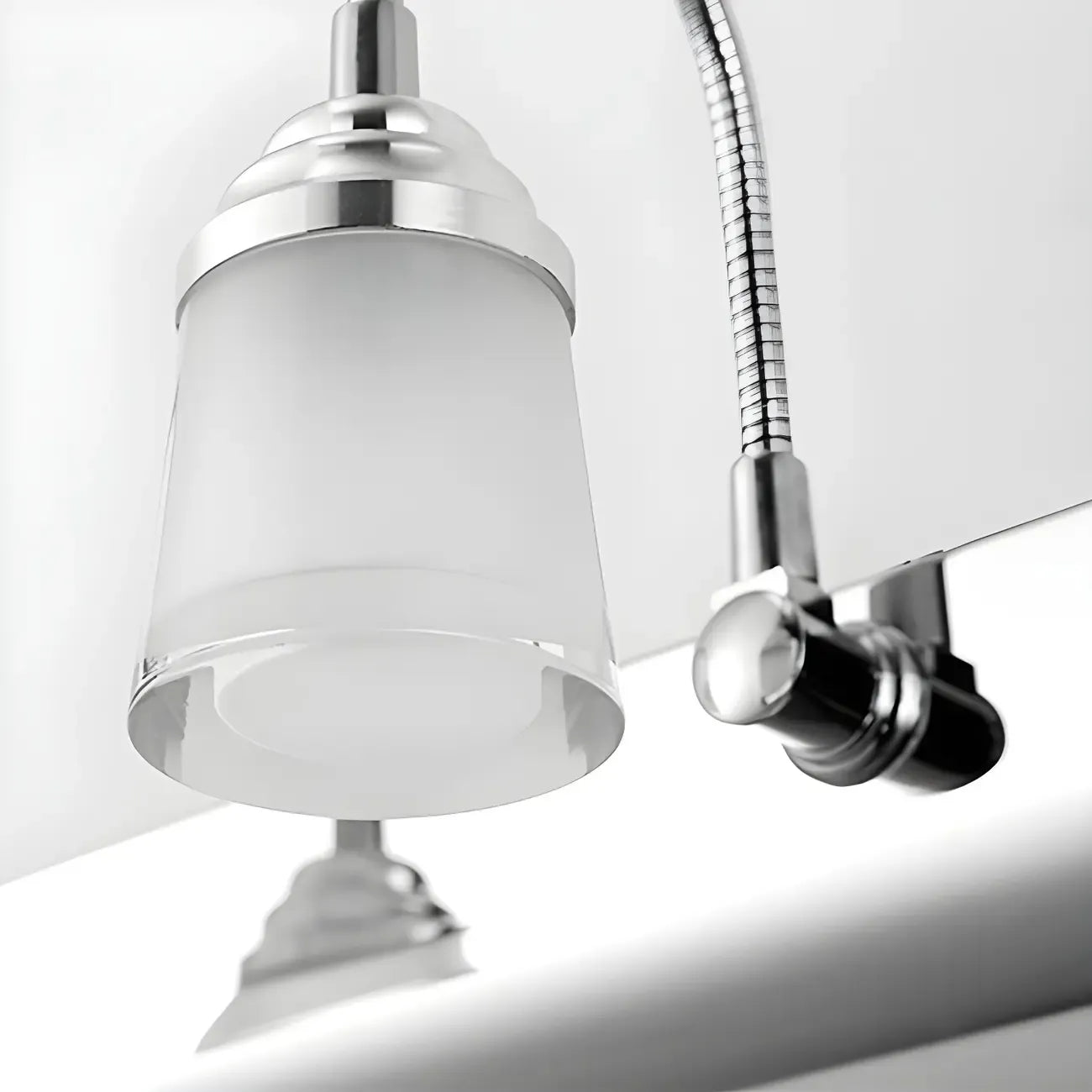 Applique murale moderne chromée à DEL pour salle de bain avec abat-jour blanc