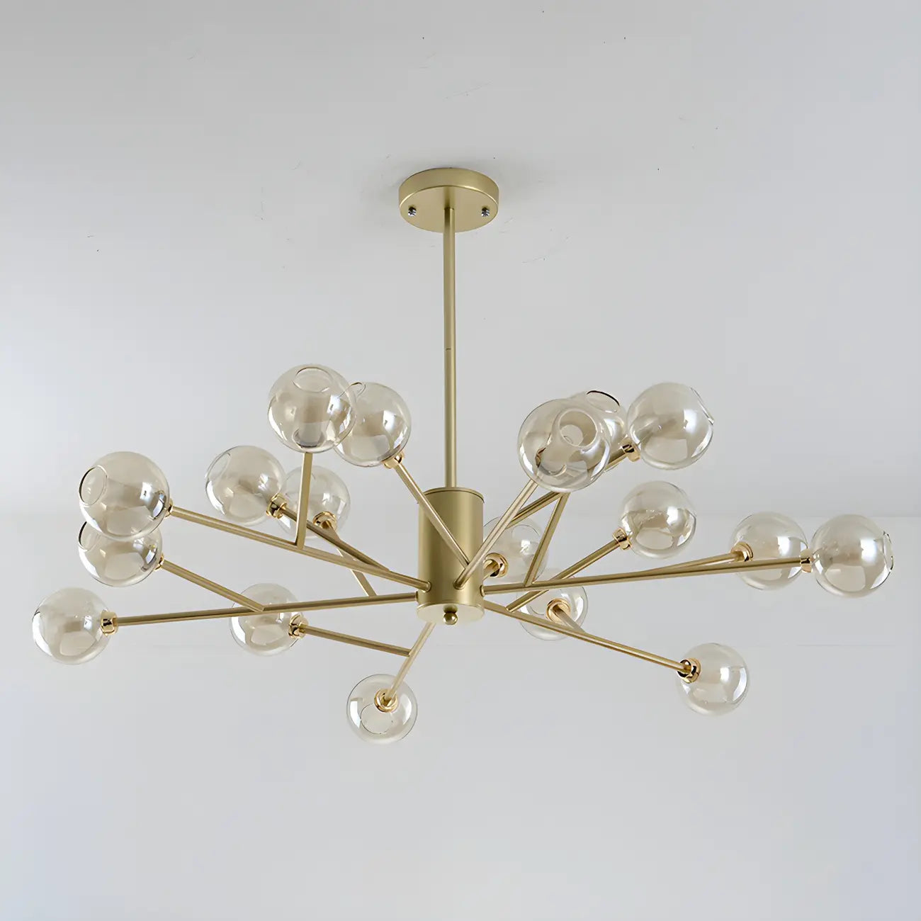 Lustre Sputnik moderne en métal doré et globe en verre