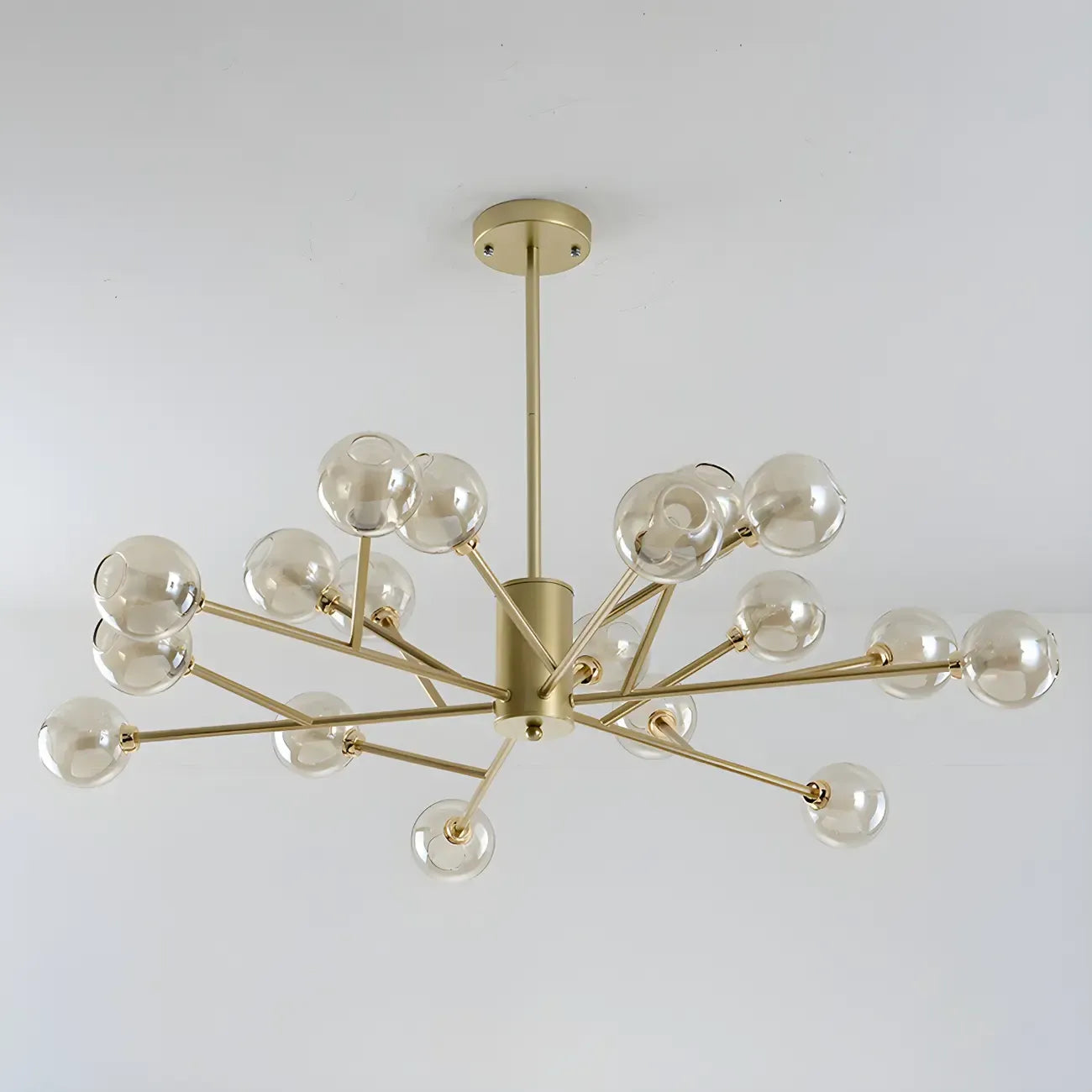 Lustre Sputnik moderne en métal doré et globe en verre