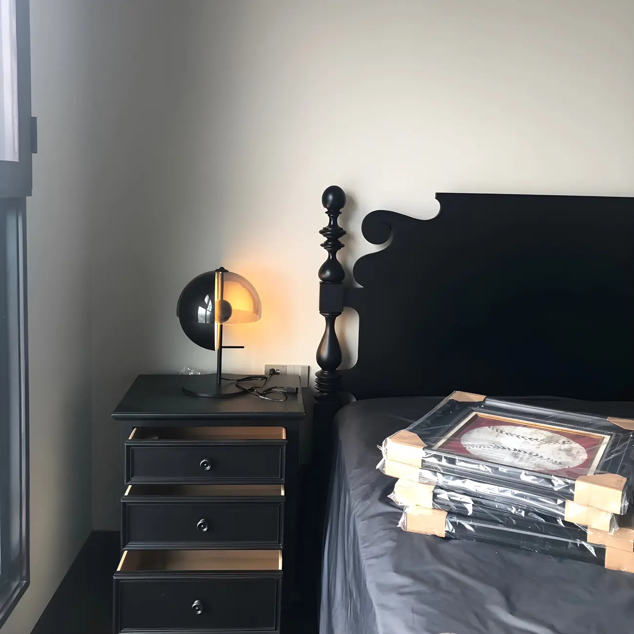 Lampe de table moderne en verre noir pour chambre à coucher
