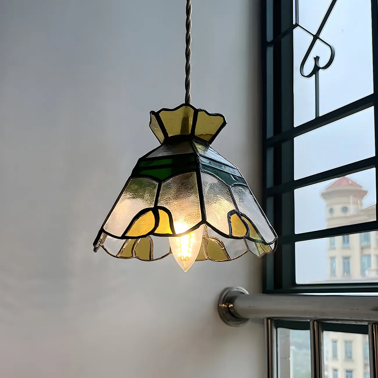 Suspension en laiton avec vitrail floral et hauteur réglable