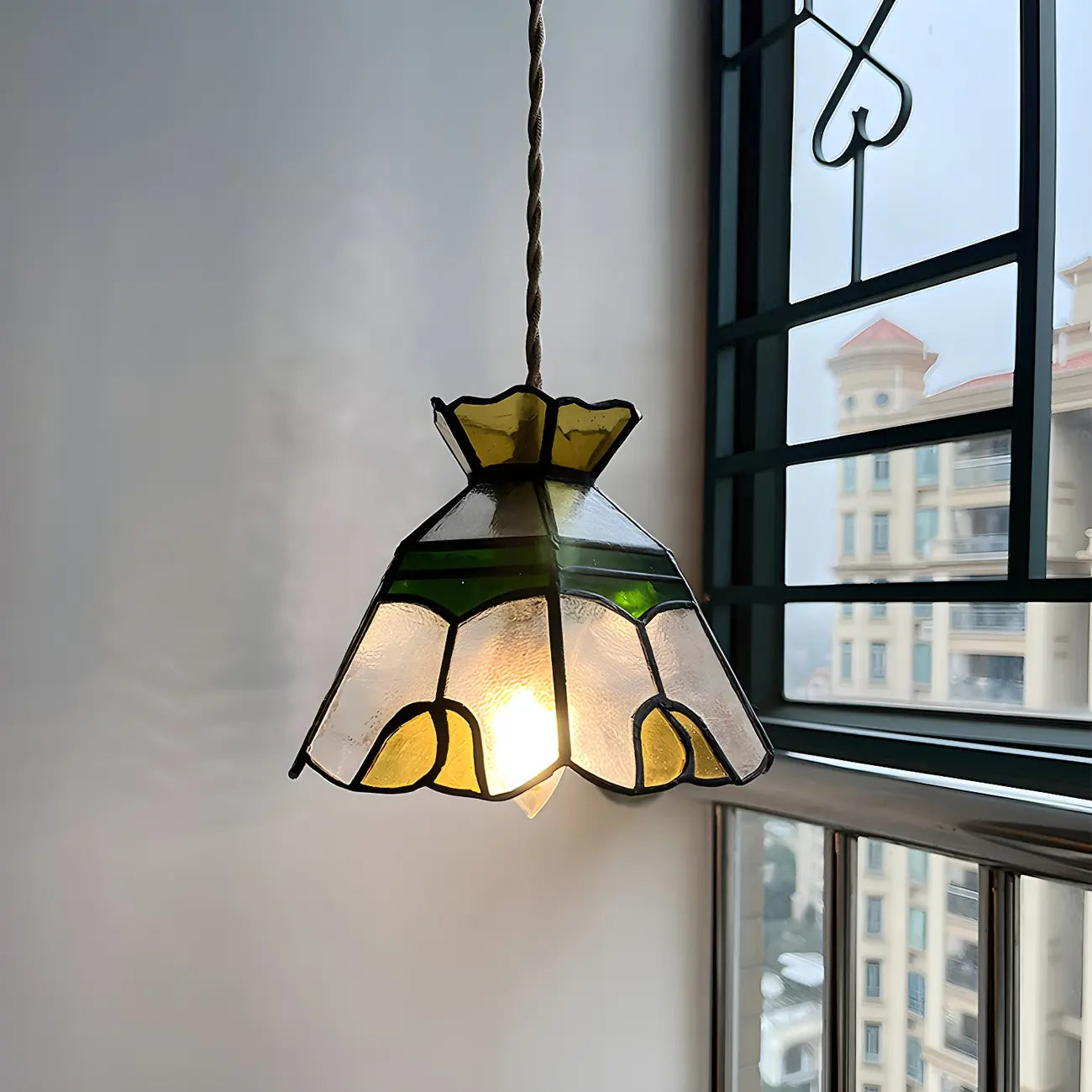 Suspension en laiton avec vitrail floral et hauteur réglable