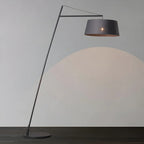 Lampadaire nordique en fer noir avec abat-jour en tissu