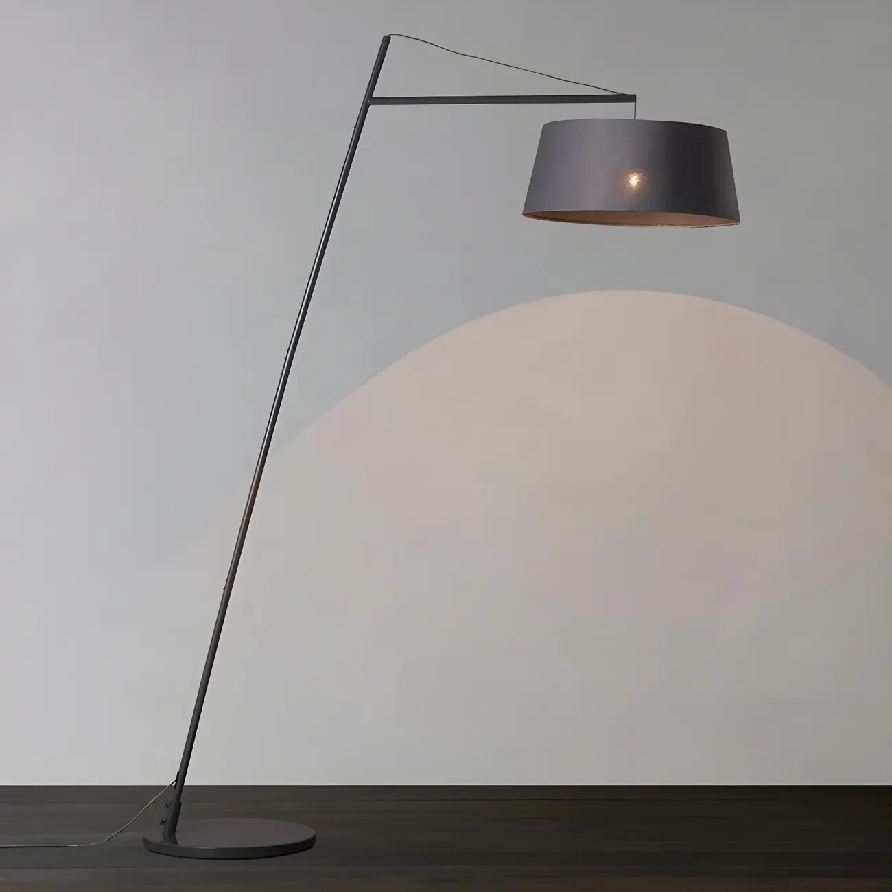 Lampadaire nordique en fer noir avec abat-jour en tissu