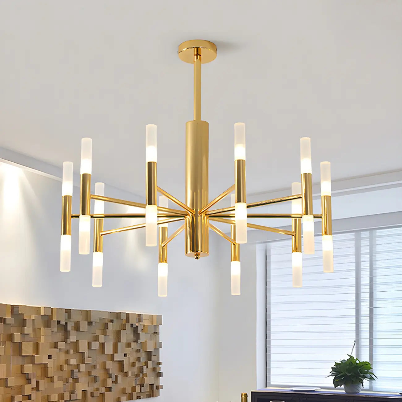 Lustre élégant à plusieurs lumières avec abat-jour en verre tubulaire.