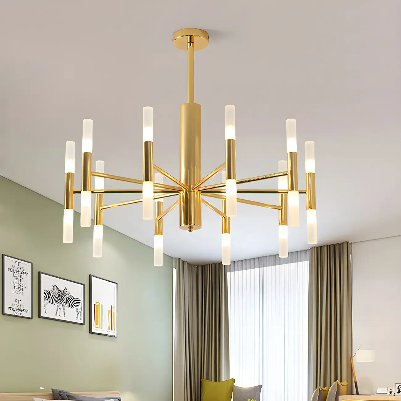 Lustre élégant à plusieurs lumières avec abat-jour en verre tubulaire.