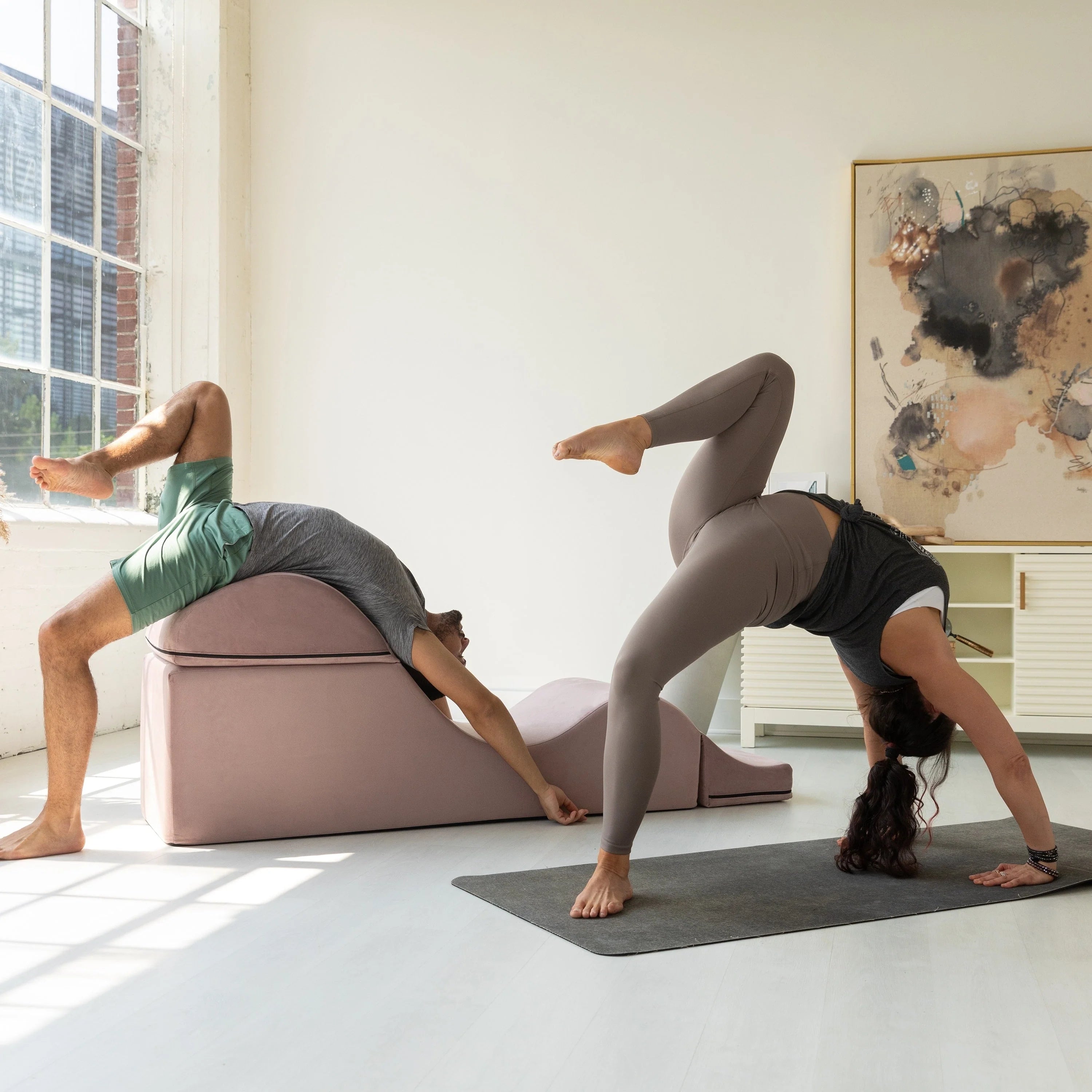 Chaise longue convertible Avana Kami / Yoga et massage - Pouf 2 en 1 avec fauteuil de yoga dépliable dissimulé, Microvelours - Non disponible