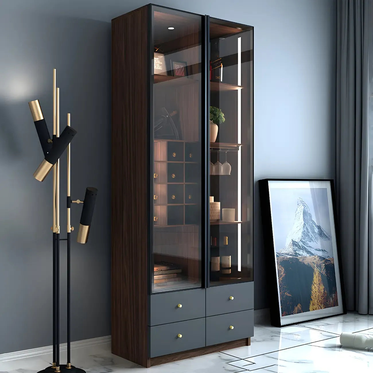 Credenza da esposizione in legno con ante in vetro ambrato e portabottiglie