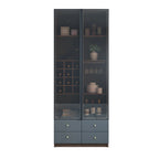 Credenza da esposizione in legno con ante in vetro ambrato e portabottiglie