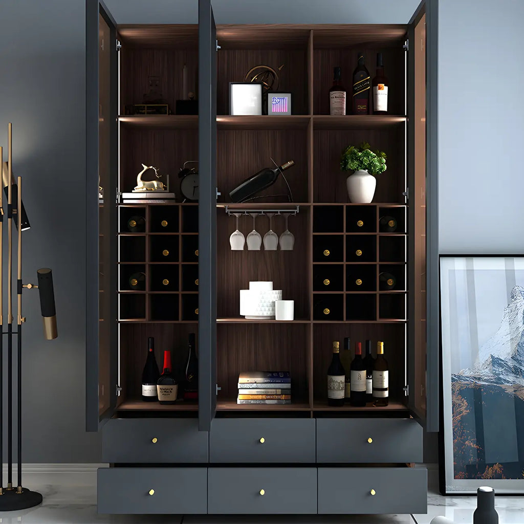 Credenza da esposizione in legno con ante in vetro ambrato e portabottiglie