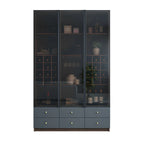 Credenza da esposizione in legno con ante in vetro ambrato e portabottiglie
