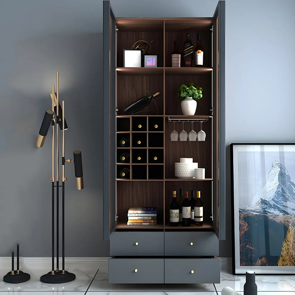 Credenza da esposizione in legno con ante in vetro ambrato e portabottiglie