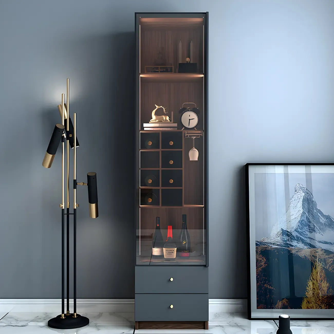 Credenza da esposizione in legno con ante in vetro ambrato e portabottiglie