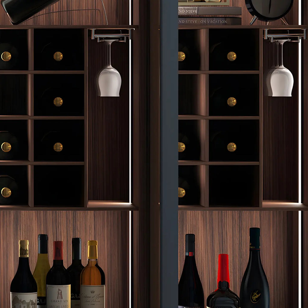 Credenza da esposizione in legno con ante in vetro ambrato e portabottiglie