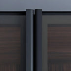 Credenza da esposizione in legno con ante in vetro ambrato e portabottiglie