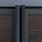 Credenza da esposizione in legno con ante in vetro ambrato e portabottiglie