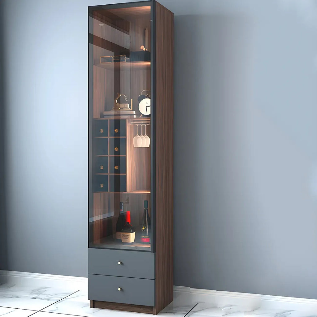 Credenza da esposizione in legno con ante in vetro ambrato e portabottiglie