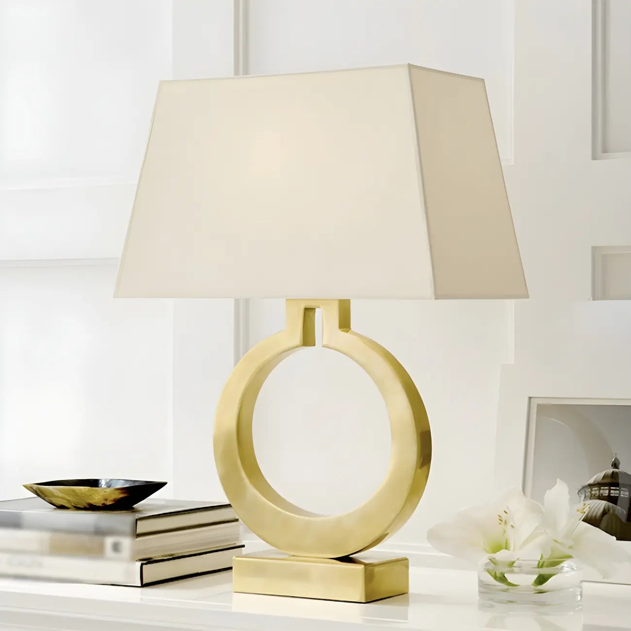 Lampe de table LED à anneau doré, base carrée et abat-jour rectangulaire