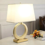 Lampe de table LED à anneau doré, base carrée et abat-jour rectangulaire
