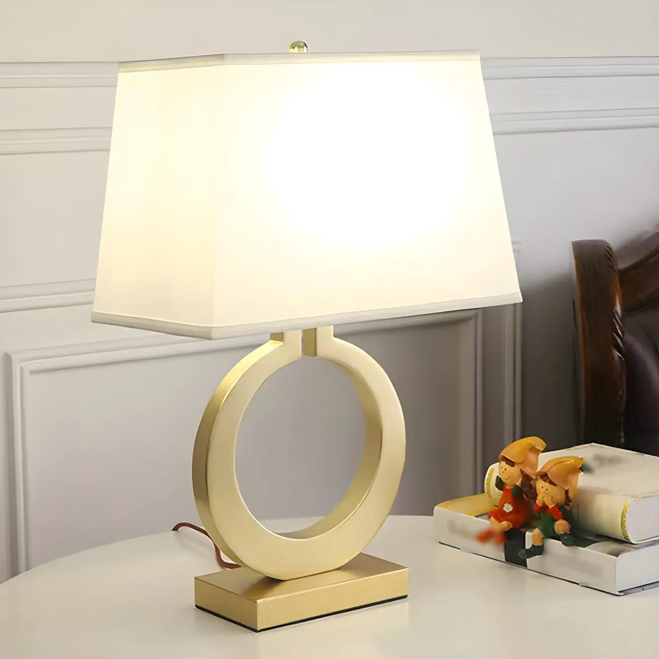 Lampe de table LED à anneau doré, base carrée et abat-jour rectangulaire