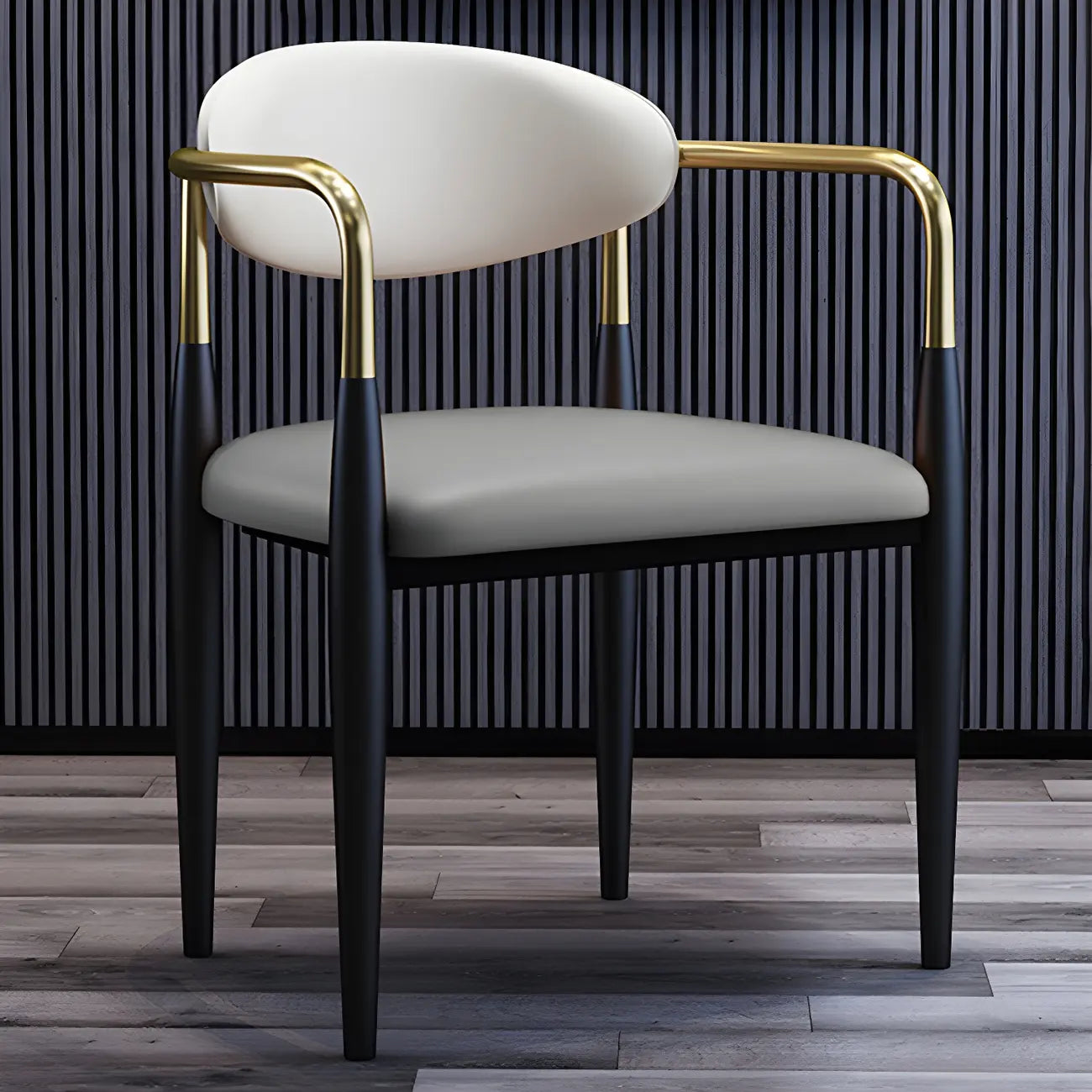 Chaise de salle à manger avec pieds en métal courbés et accoudoirs en similicuir.