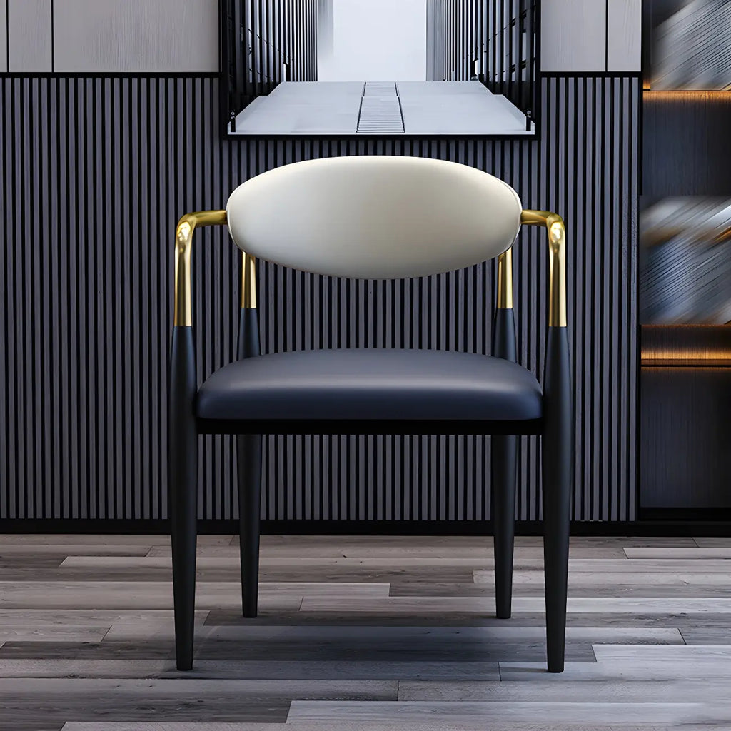 Chaise de salle à manger avec pieds en métal courbés et accoudoirs en similicuir.