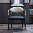 Chaise de salle à manger avec pieds en métal courbés et accoudoirs en similicuir.