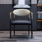 Chaise de salle à manger avec pieds en métal courbés et accoudoirs en similicuir.