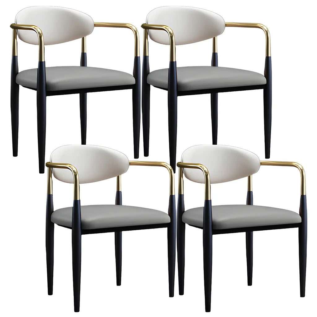Chaise de salle à manger avec pieds en métal courbés et accoudoirs en similicuir.
