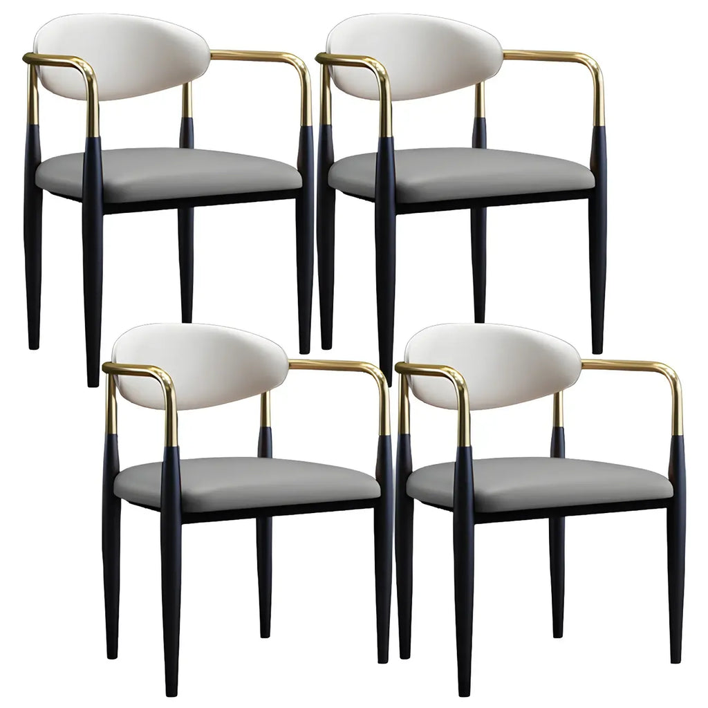 Chaise de salle à manger avec pieds en métal courbés et accoudoirs en similicuir.