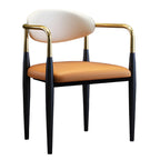 Chaise de salle à manger avec pieds en métal courbés et accoudoirs en similicuir.