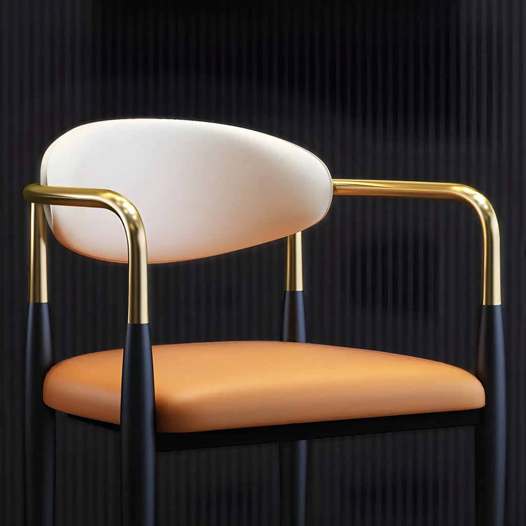 Chaise de salle à manger avec pieds en métal courbés et accoudoirs en similicuir.