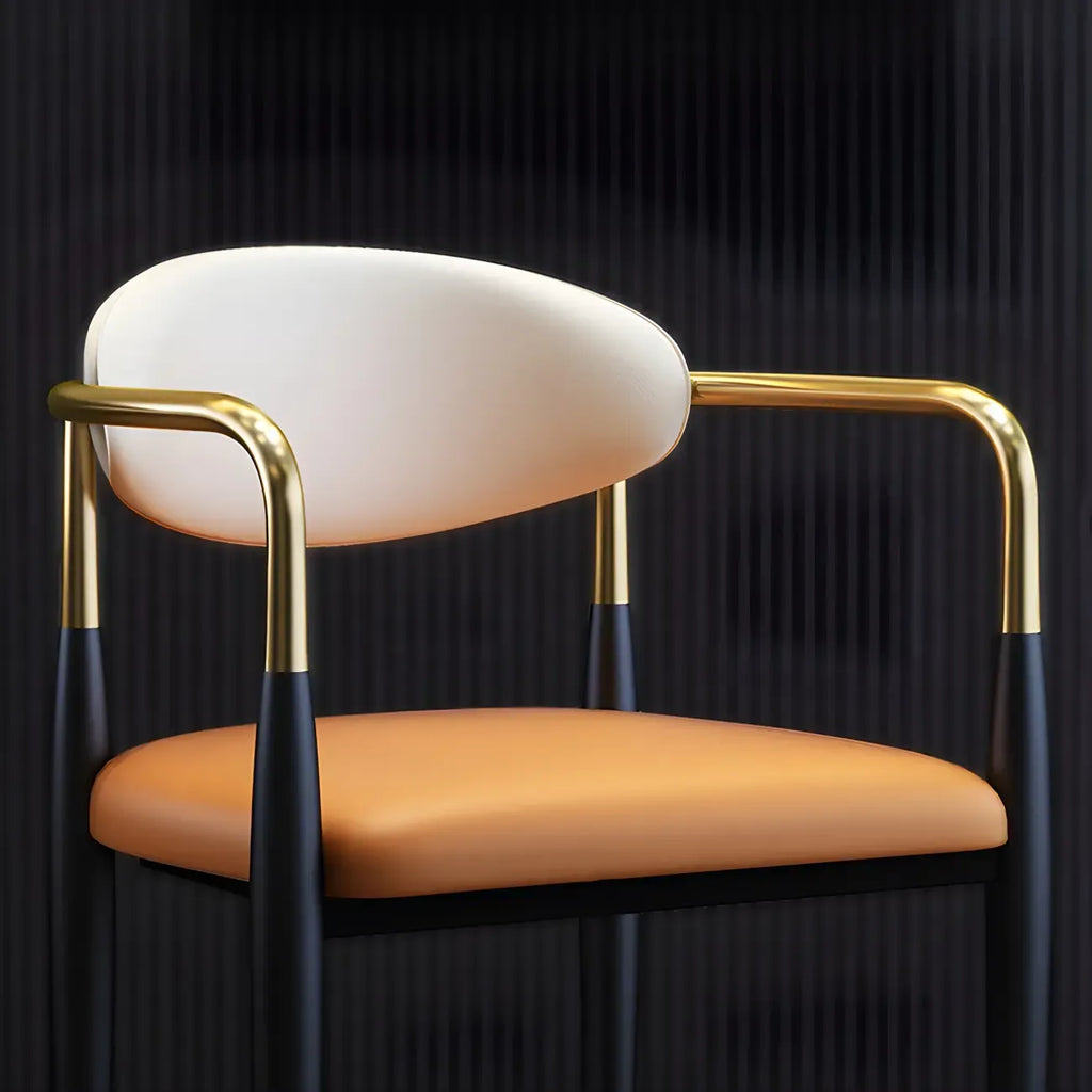 Chaise de salle à manger avec pieds en métal courbés et accoudoirs en similicuir.