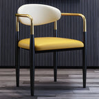 Chaise de salle à manger avec pieds en métal courbés et accoudoirs en similicuir.