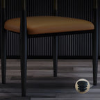 Chaise de salle à manger avec pieds en métal courbés et accoudoirs en similicuir.