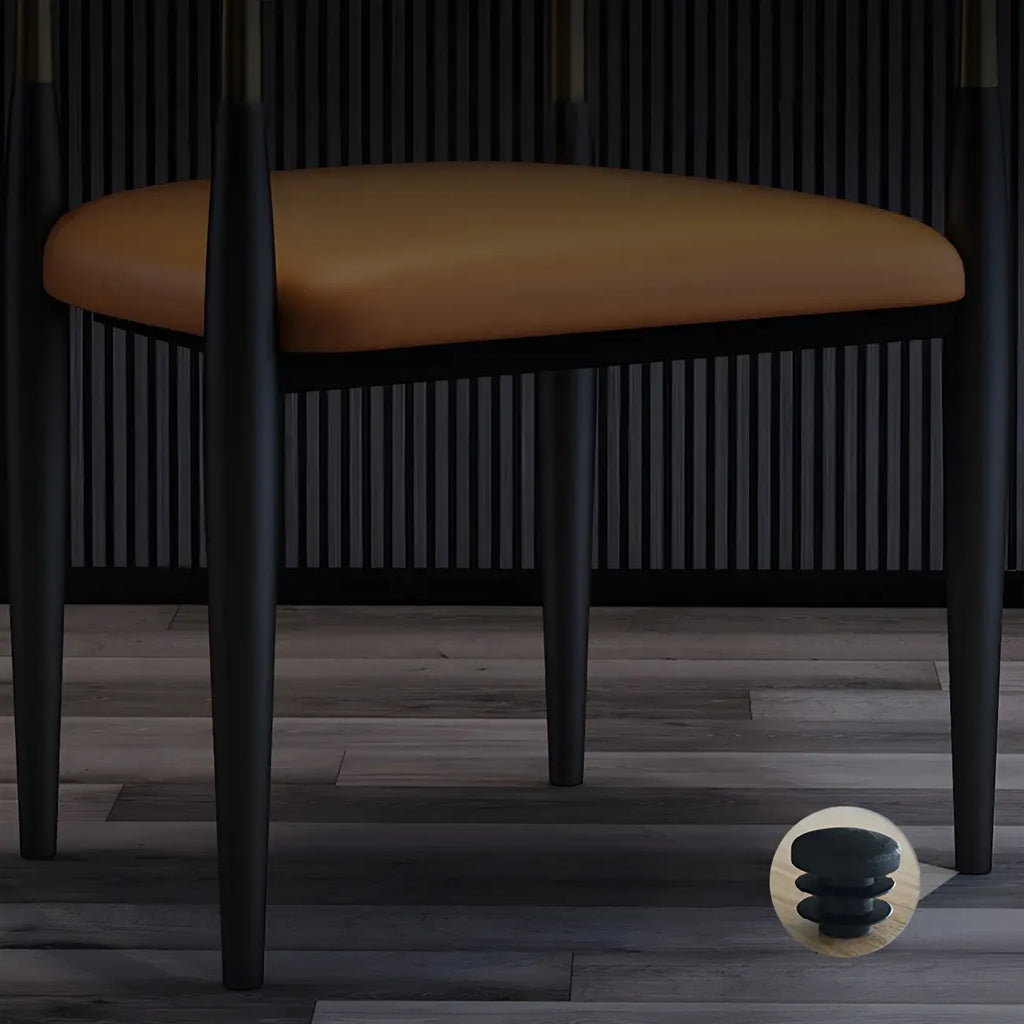 Chaise de salle à manger avec pieds en métal courbés et accoudoirs en similicuir.
