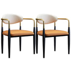 Chaise de salle à manger avec pieds en métal courbés et accoudoirs en similicuir.