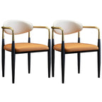Chaise de salle à manger avec pieds en métal courbés et accoudoirs en similicuir.