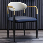 Chaise de salle à manger avec pieds en métal courbés et accoudoirs en similicuir.